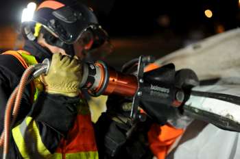 Un sapeur-pompier actionne la pince de désincarcération