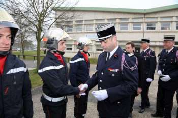 Le colonel Gouy remet un insigne du Corps départemental