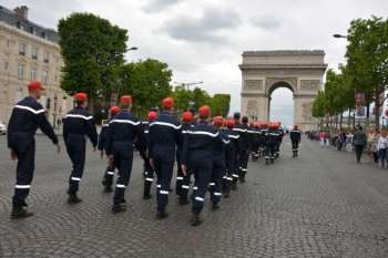 Les JSP s'approchent de l'Arc-de-Triomphe