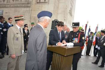 Le Ministre, Patrick Kanner, signe le livre d'or