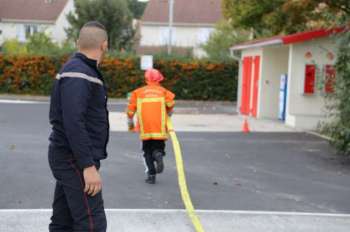 Les sapeurs-pompiers proposaient aux élèves de réaliser un petit parcours sportif de sapeur-pompier