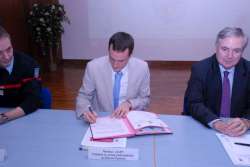 Le président du conseil d'administration du Sdis, Jérôme Cauët, à la signature