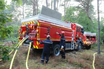 Pour lutter contre les feux de forêt les sapeurs-pompiers interviennent avec des Camion Citerne Feu de Forêt spécialement équipé pour la conduite hors chemin