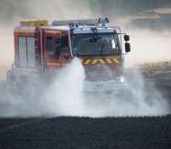 Camion citerne feu de forêt en cours d'extinction de feu de chaume 